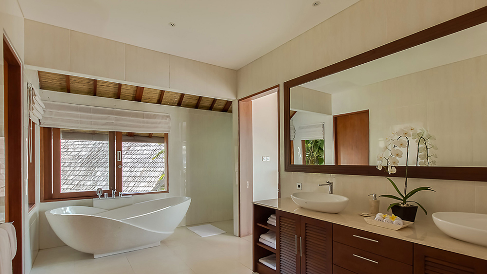 Villa Tirta Nila - Luxurious master bedroom ensuite with freestanding bathtub
